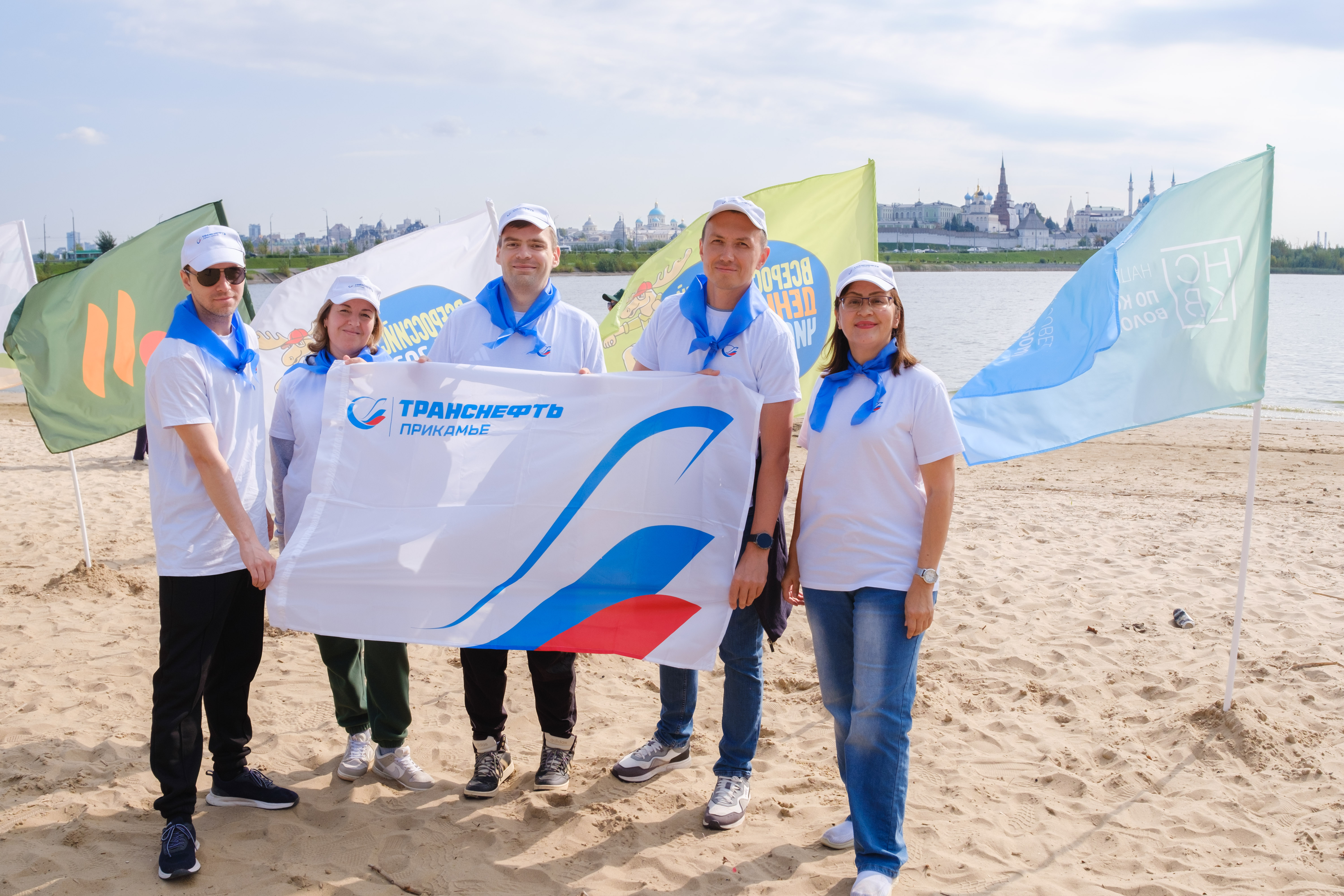 Очистка пляжа реки в Казани